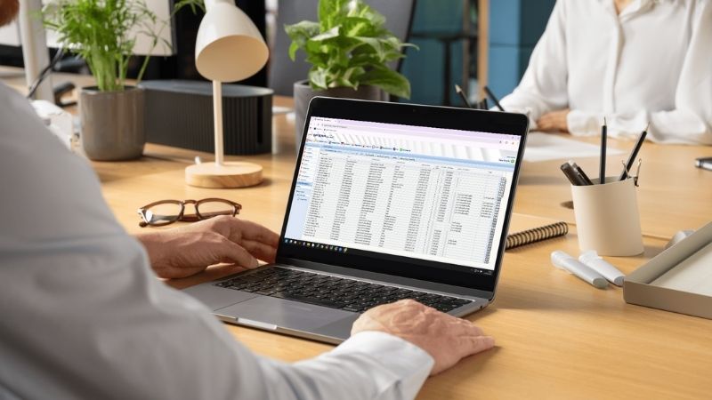 Impiegato hr con pc software presenze