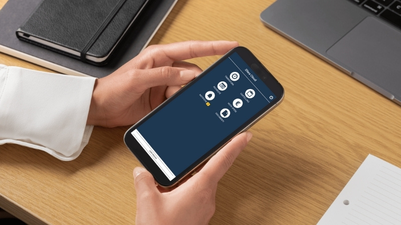 impiegata con smartphone