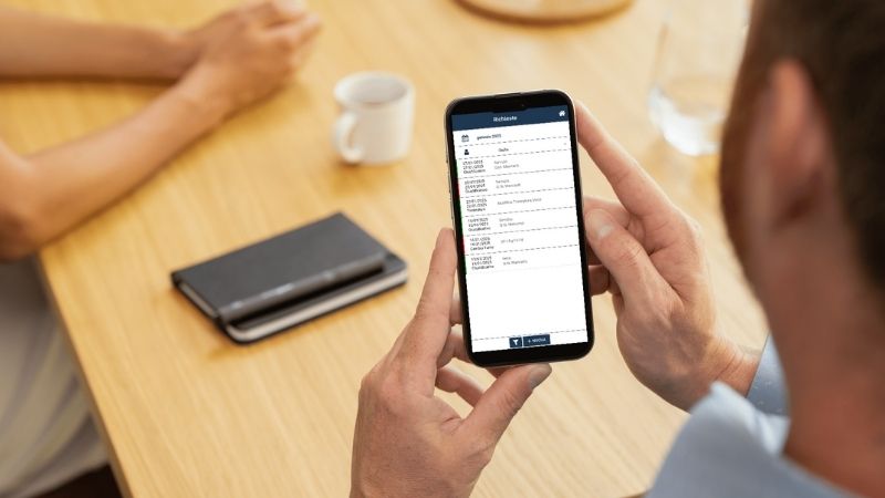 Impiegato effettua richiesta tramite smartphone