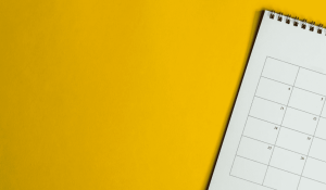Calendario su sfondo giallo