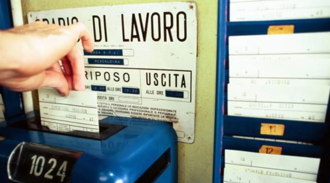 Timbrare il cartellino: regole da conoscere per lavoratori e aziende