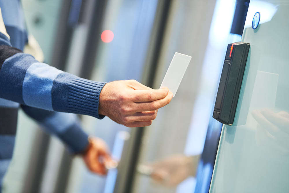Apertura porta con badge: sicurezza e tecnologia avanzata
